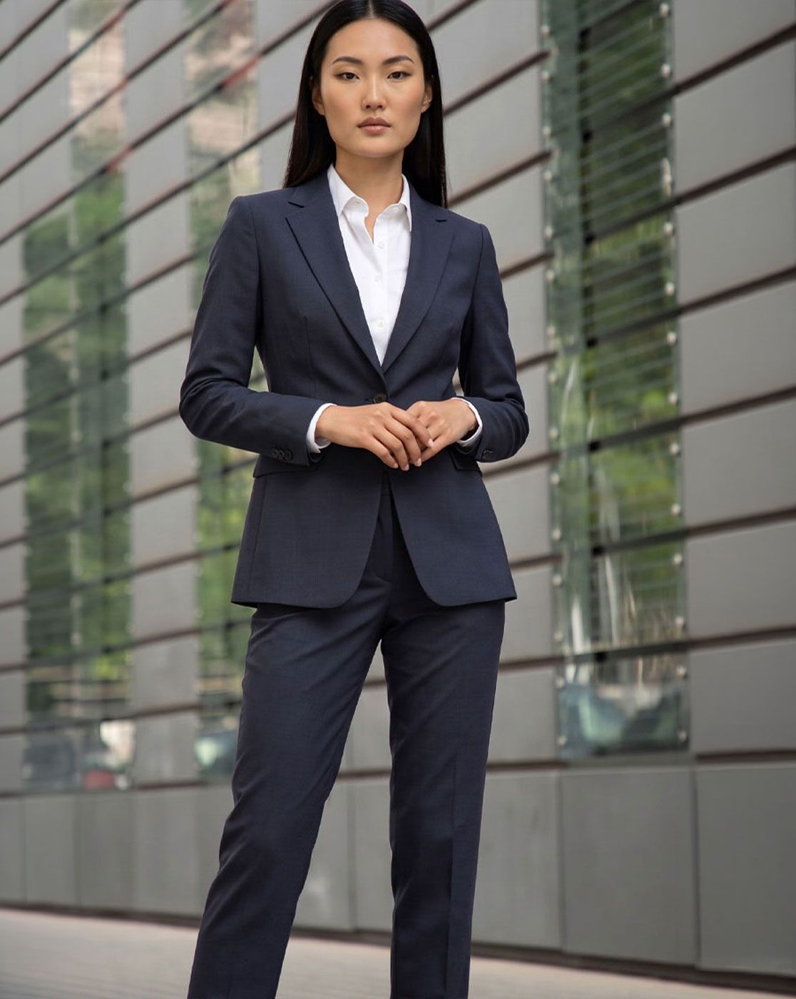 Dark Navy Suit with Crisp White Shirt for Understated Professionalism Dark Navy Suit with Crisp White Shirt for Understated Professionalism — Lawyer Outfits