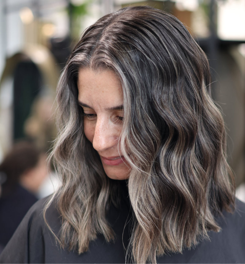 Collarbone Wavy Hair With Silver Collarbone Wavy Hair With Silver — Gray Blending
