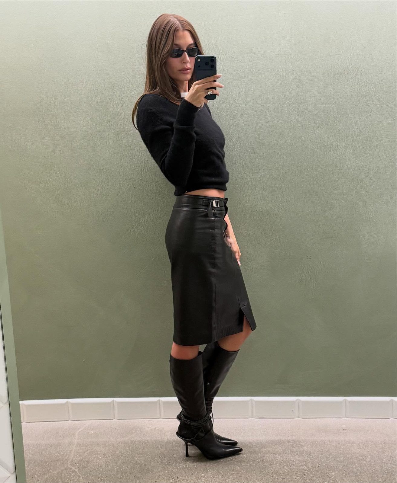 Black Leather Pencil Skirt with Fitted Sweater for a Sleek Work Look Black Leather Pencil Skirt with Fitted Sweater for a Sleek Work Look — Social Worker Outfits