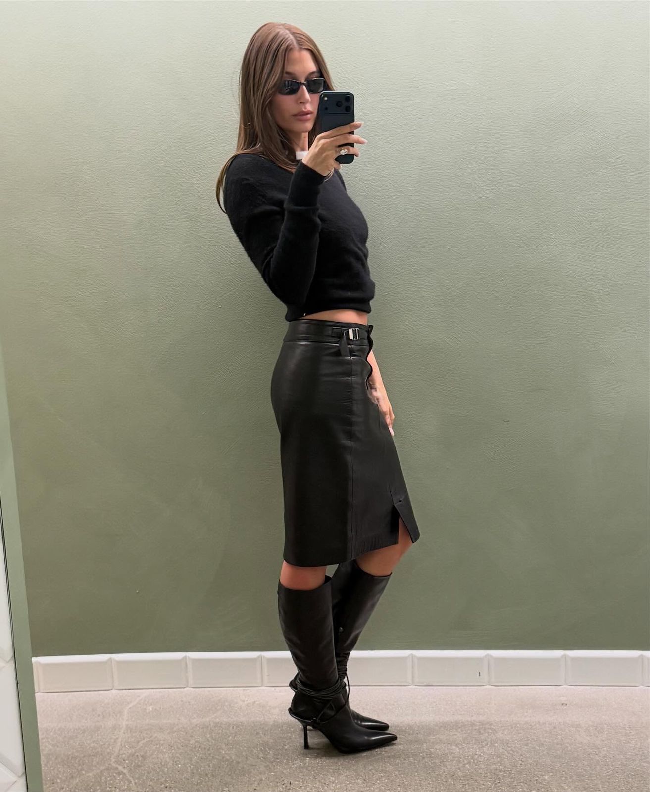 Leather Pencil Skirt for a Chic, Edgy Workwear Aesthetic — Workwear Aesthetic Outfits