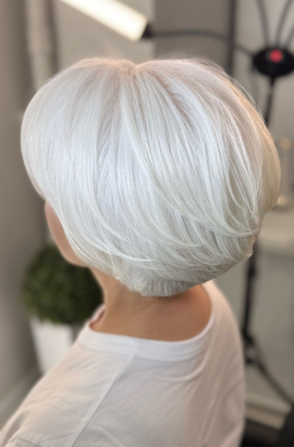 Voluminous White Layered Bob Voluminous White Layered Bob — White Hair