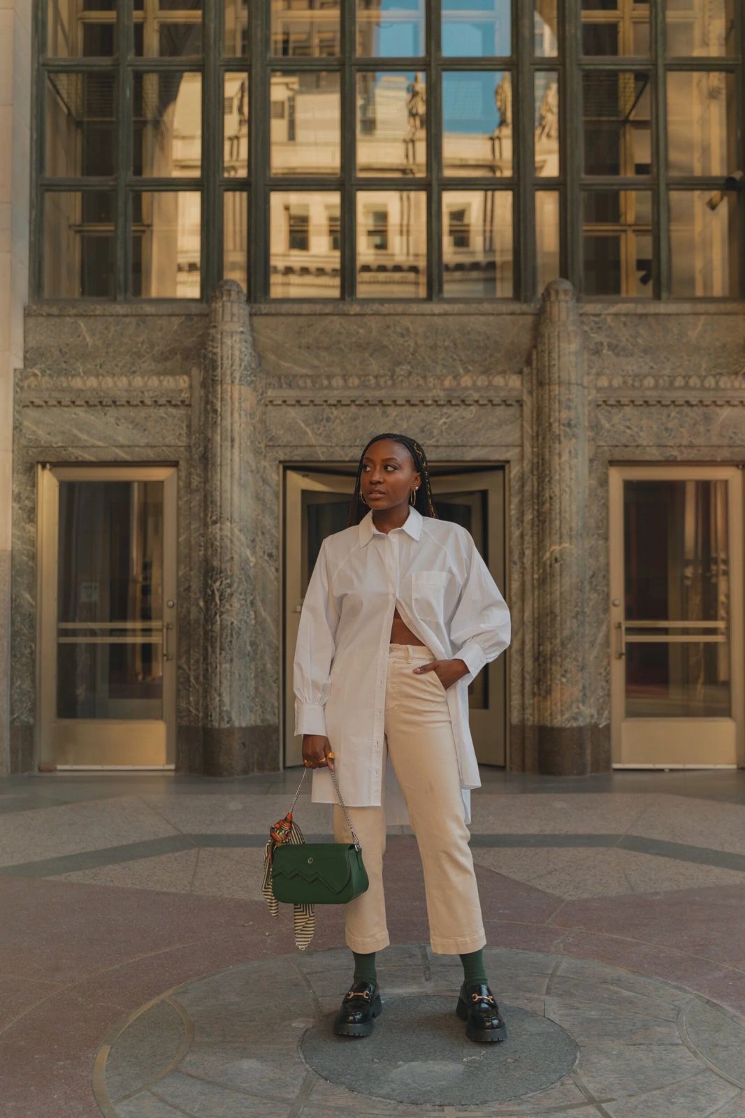 Oversized Shirt and Cropped Trousers with Green Accents Oversized Shirt and Cropped Trousers with Green Accents — Platform Loafers Outfits