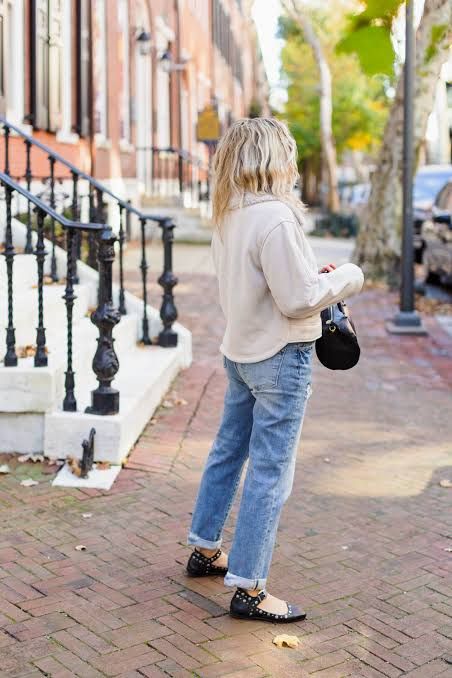 Casual Sweatshirt and Studded Flats Pairing Casual Sweatshirt and Studded Flats Pairing — Boyfriend Jeans