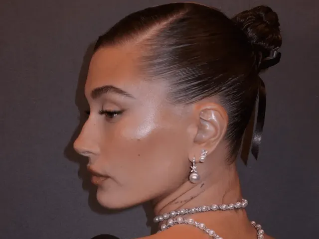 Chin Slicked Back Bun Black Ribbon — Clean Girl Hairstyles