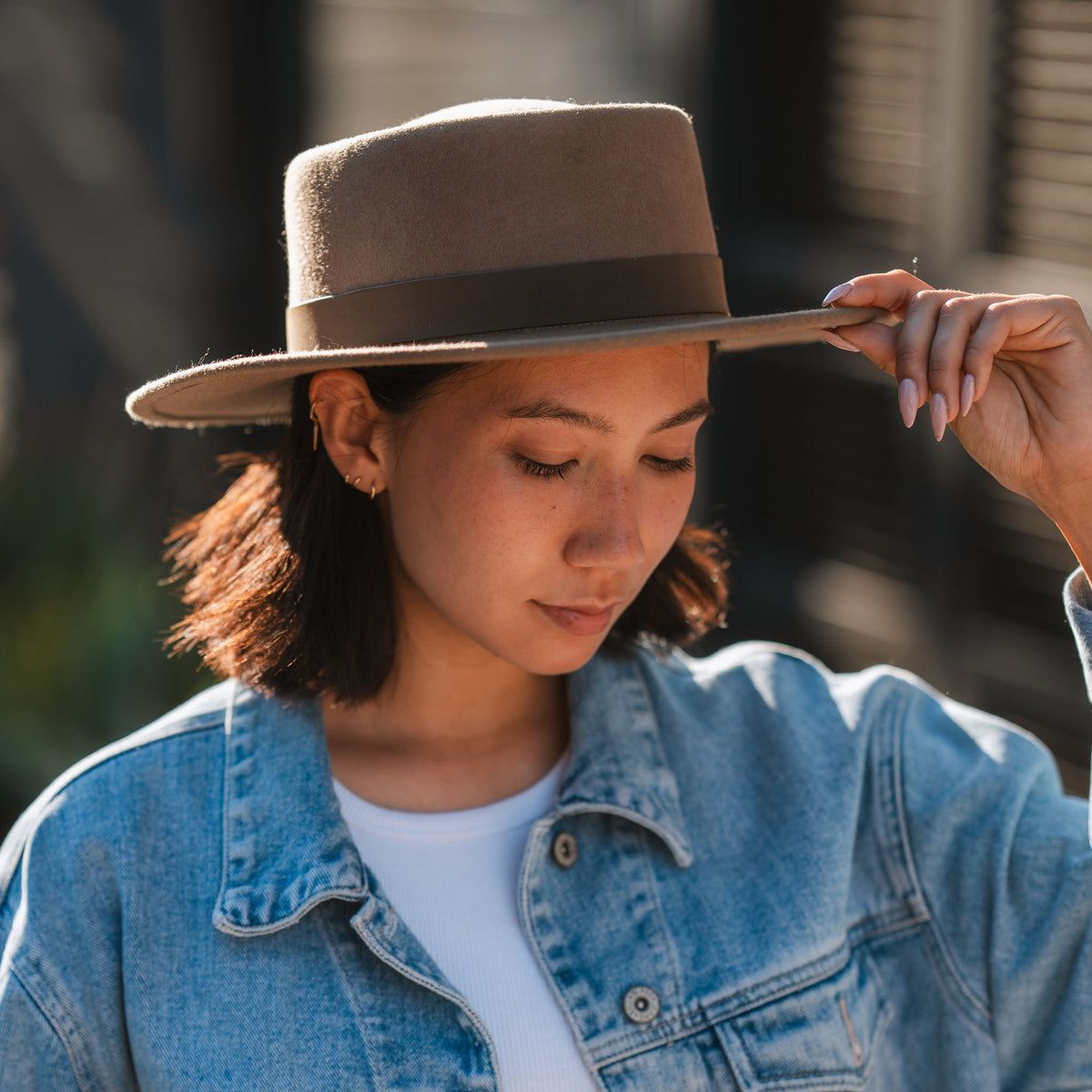 Taupe Felt Hat with Denim Jacket and White T-Shirt Taupe Felt Hat with Denim Jacket and White T-Shirt — Wide Brim Hat Outfits