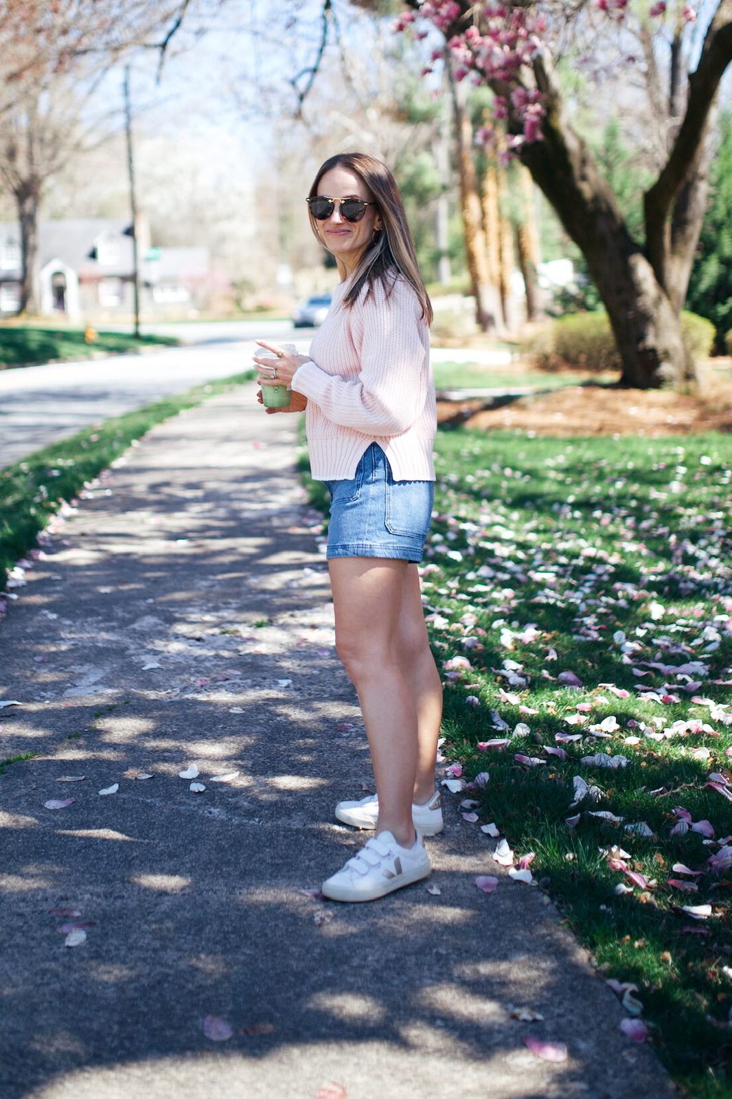 Daytime Casual: Pink Sweater and Denim Shorts with White Sneakers — Veja Outfits