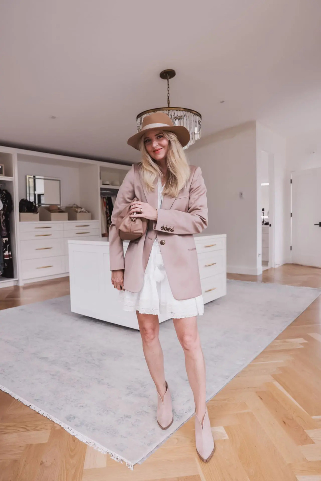 Polished Summer Look: Straw Fedora with Lace Mini Dress and Blazer — Fedora Outfits Women