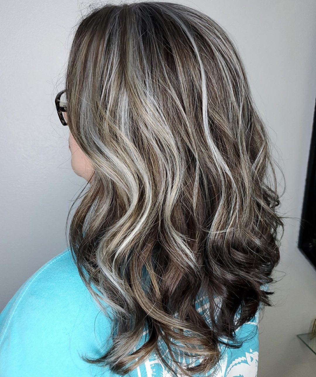 How to embrace the transition to gray hair while going gray?