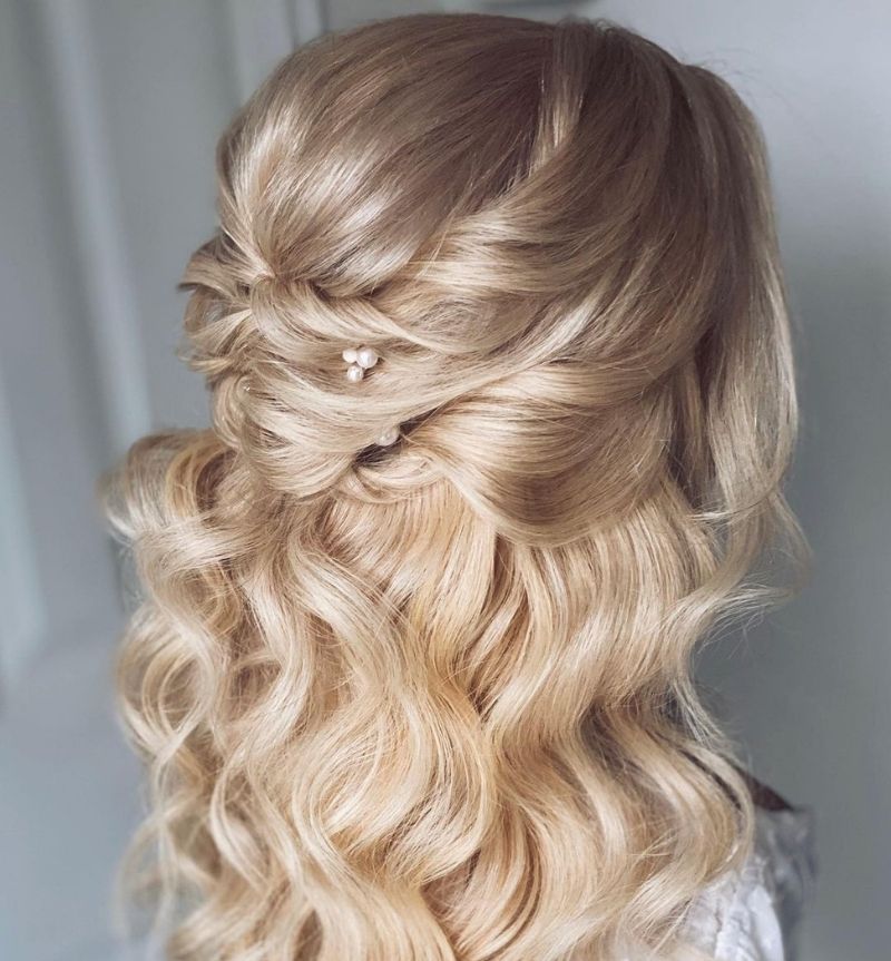 Platinum Blonde With Ash Undertones Visual Idea Platinum Blonde With Ash Undertones Visual Idea — Half Up Half Down Long Hair