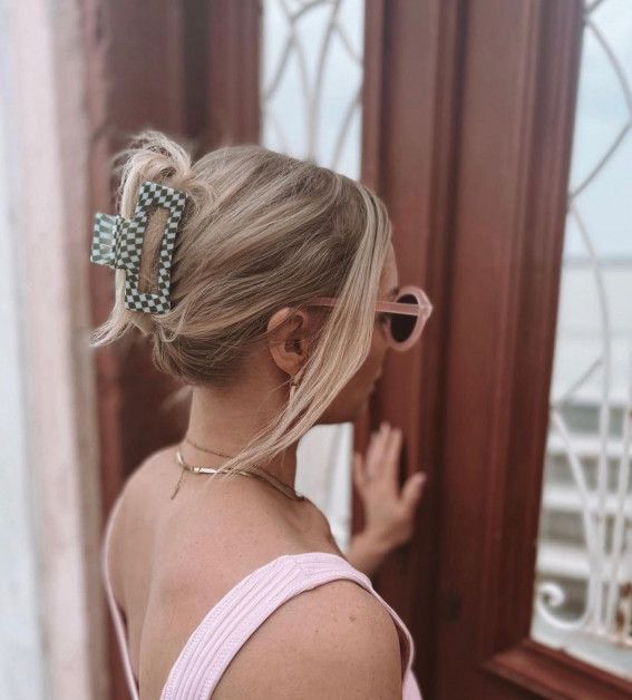 Ash Blonde Messy Bun With Checkered Clip — Claw Clip Hairstyles