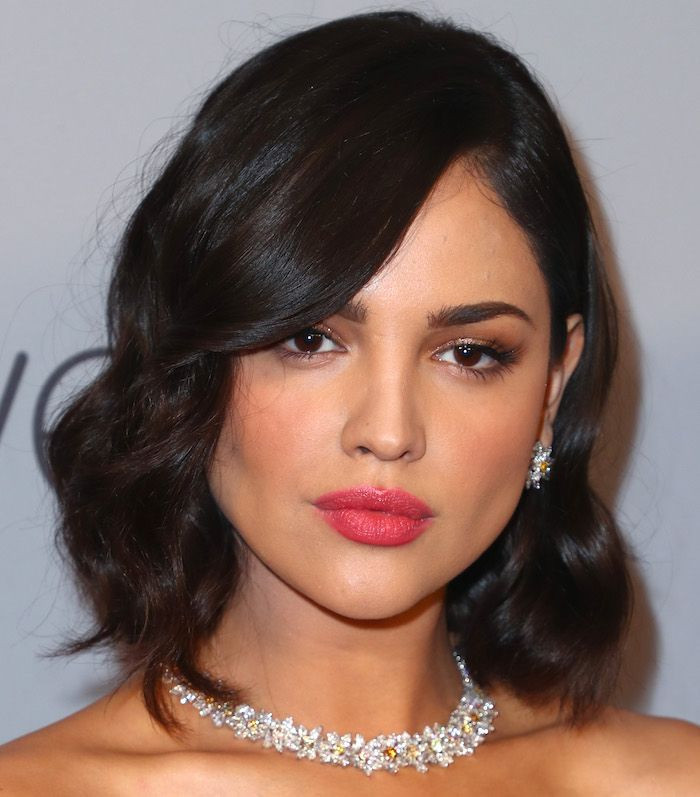 Deep Side Part Bob with Loose Waves Deep Side Part Bob with Loose Waves — Haircuts for Diamond Faces