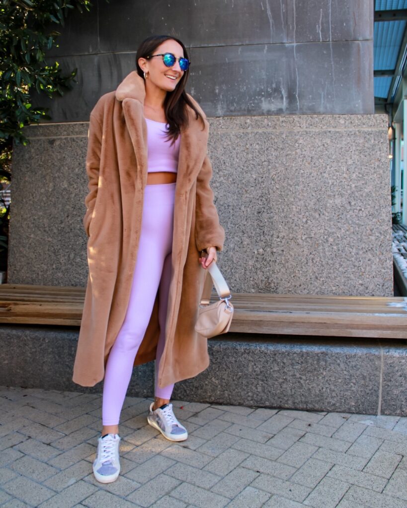 Streetwear Lilac Leggings with a Faux Fur Coat — Legging Outfits