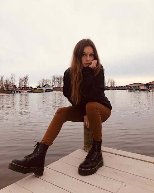 Simple Comfort: Black Jadon Boots with Sweater and Brown Pants Simple Comfort: Black Jadon Boots with Sweater and Brown Pants — Jadon Boots Outfits