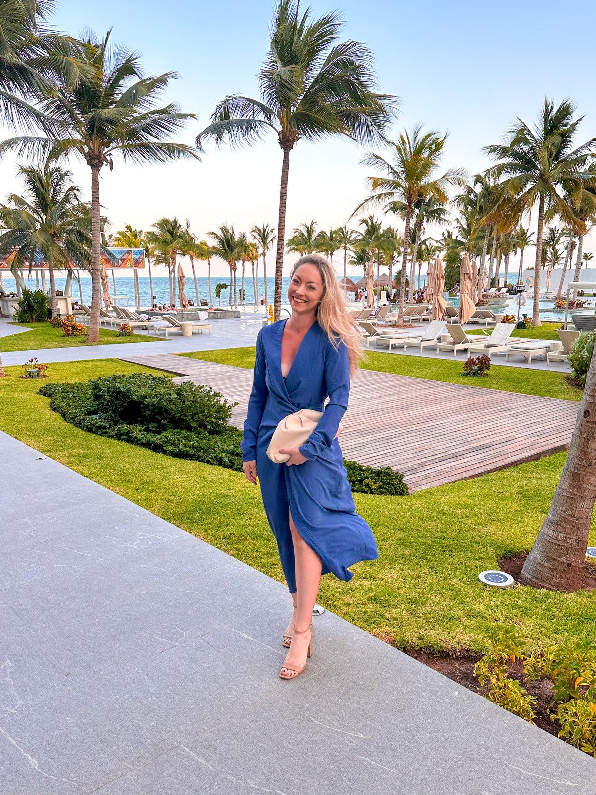 Flowing Blue Midi Dress for Elegant Vacation Evenings Flowing Blue Midi Dress for Elegant Vacation Evenings — Cancun Outfits