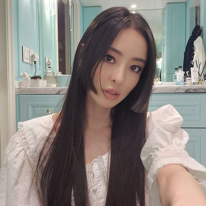 Collarbone Hime Cut With Layered Sides Collarbone Hime Cut With Layered Sides