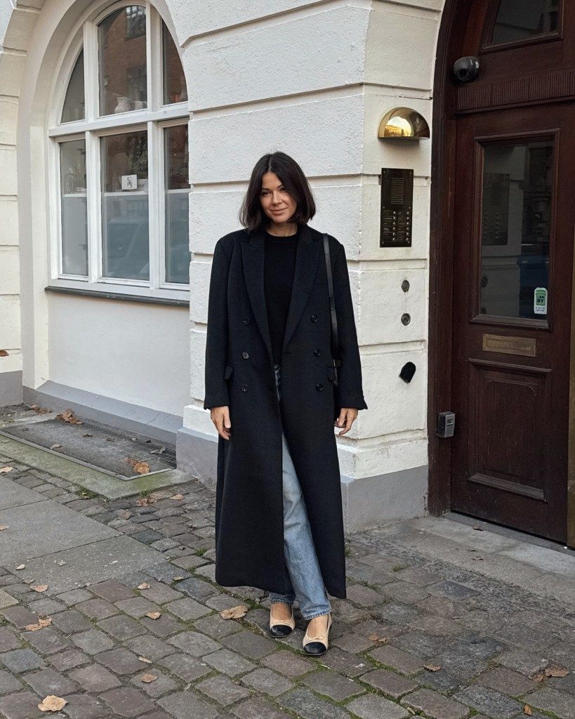 Long Black Coat Over Jeans and Sweater Long Black Coat Over Jeans and Sweater — Amsterdam Outfits