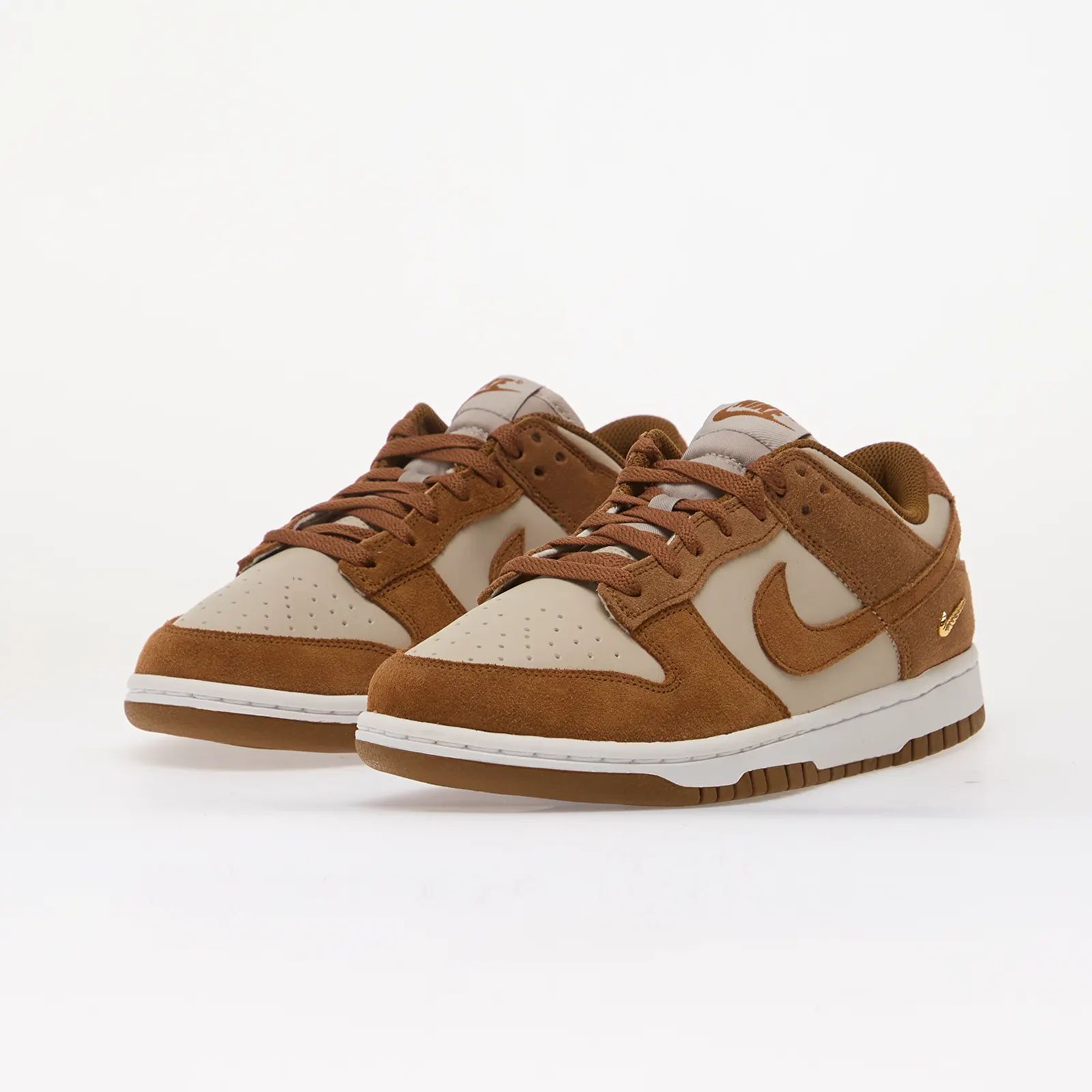 Tan and Cream Dunks with Two-Tone Color Blocking Tan and Cream Dunks with Two-Tone Color Blocking — Nike Dunk Outfits