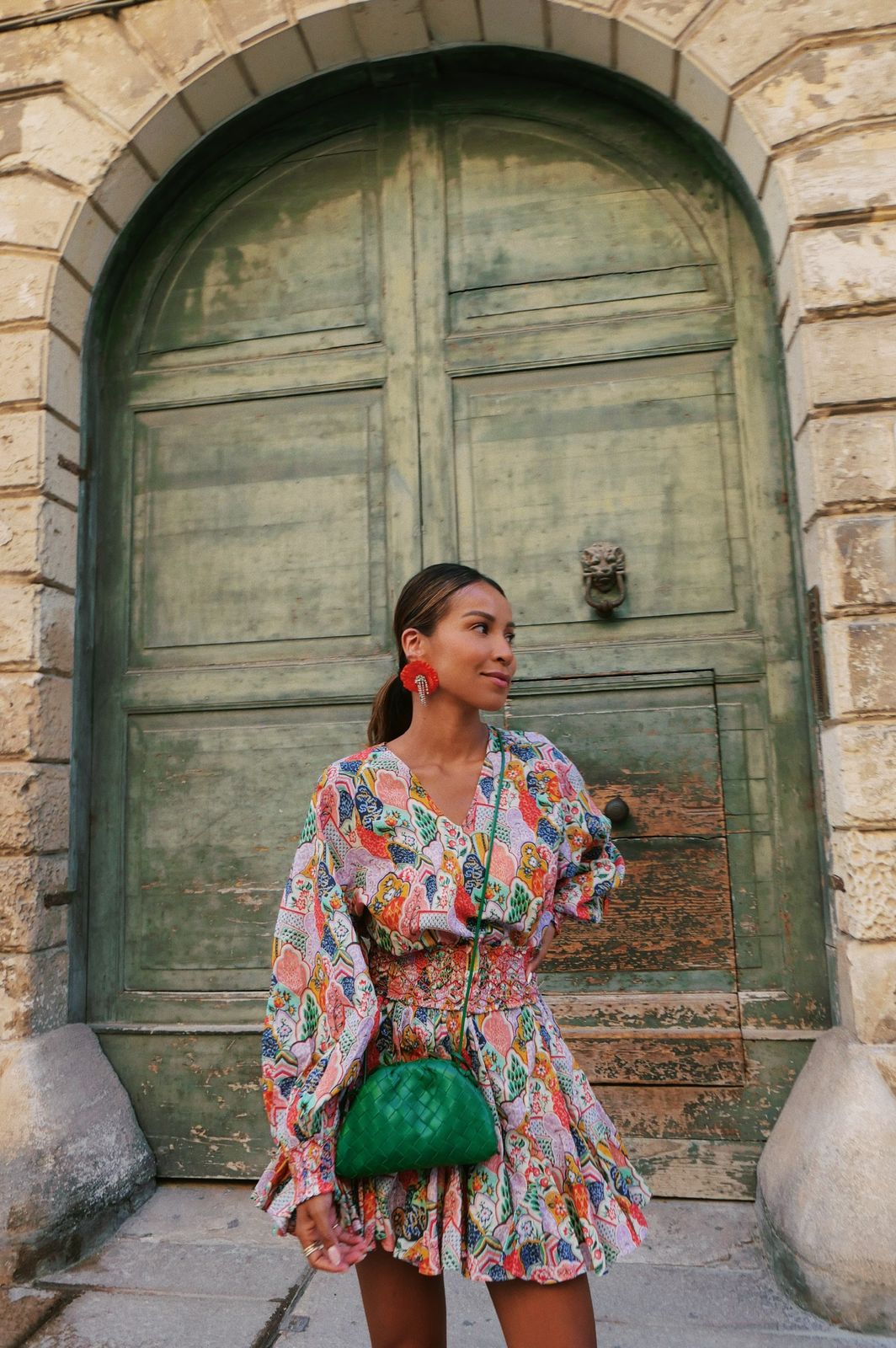 Colorful Printed Dress with a Green Bottega Veneta Crossbody Bag Colorful Printed Dress with a Green Bottega Veneta Crossbody Bag — Bottega Veneta Bag Outfits