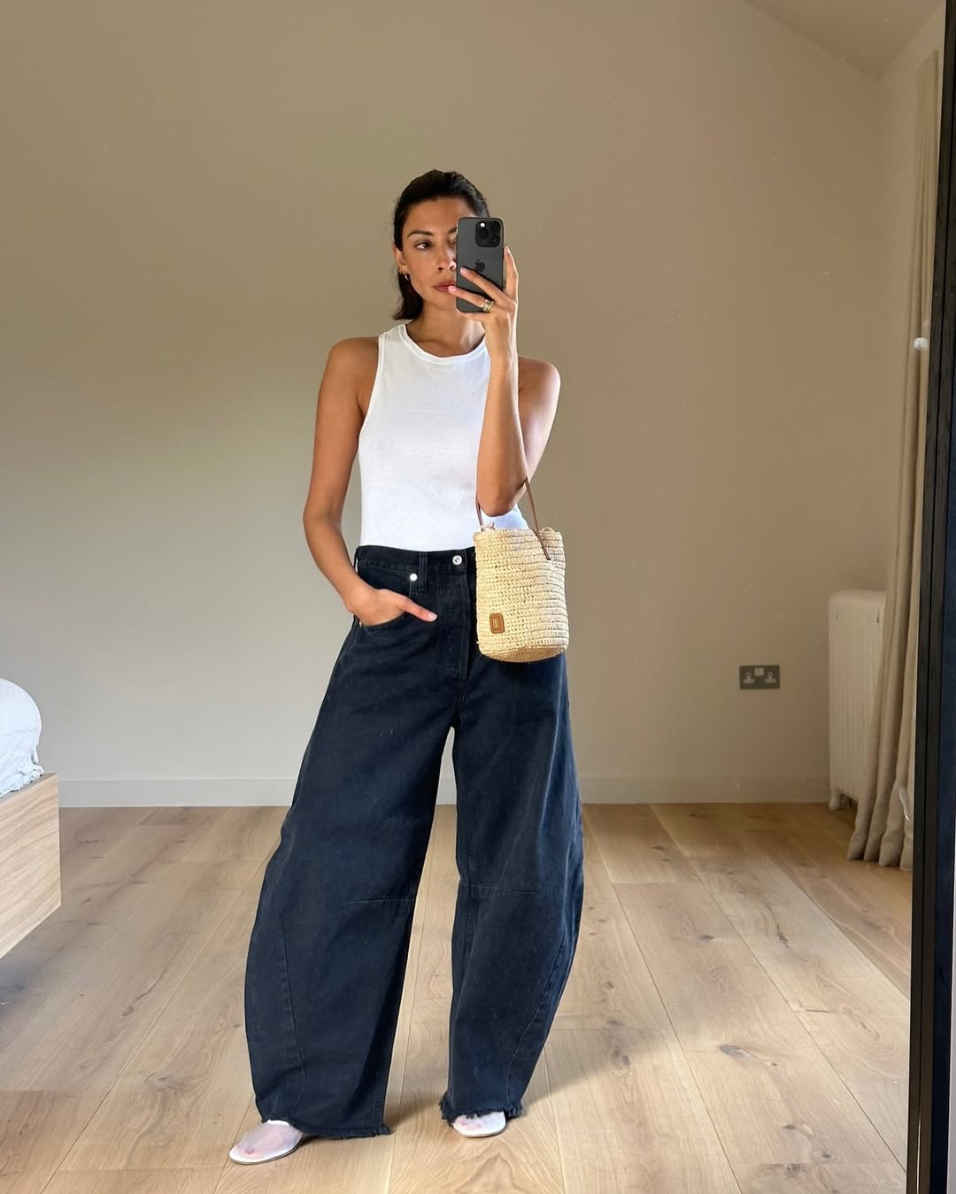 Dark Wash Barrel Jeans with Simple Tank and Flats Dark Wash Barrel Jeans with Simple Tank and Flats — Barrel Jeans Outfits