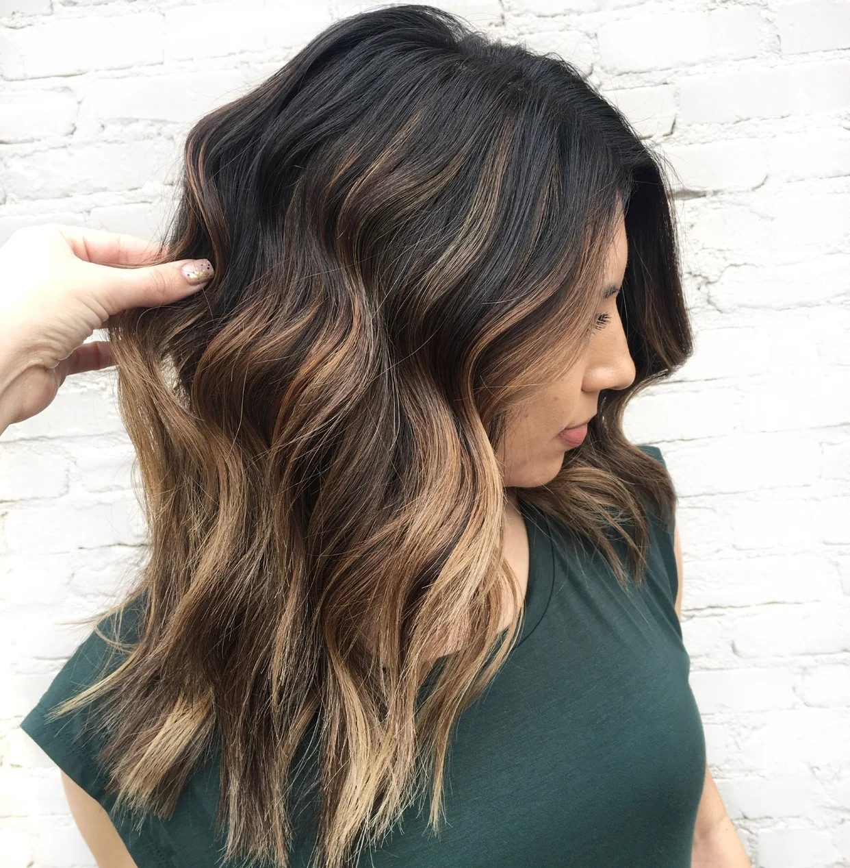 No Bangs Collarbone Waves Dark Brown to Warm Blonde No Bangs Collarbone Waves Dark Brown to Warm Blonde — Shadow Root
