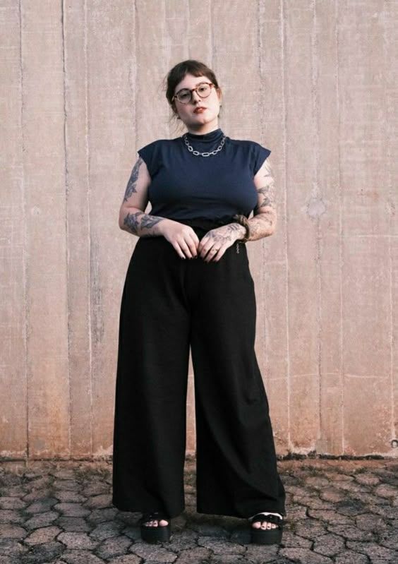 Fitted Biker Shorts with Sports Bra and Open Shirt Fitted Biker Shorts with Sports Bra and Open Shirt — Outfits for Big Thighs