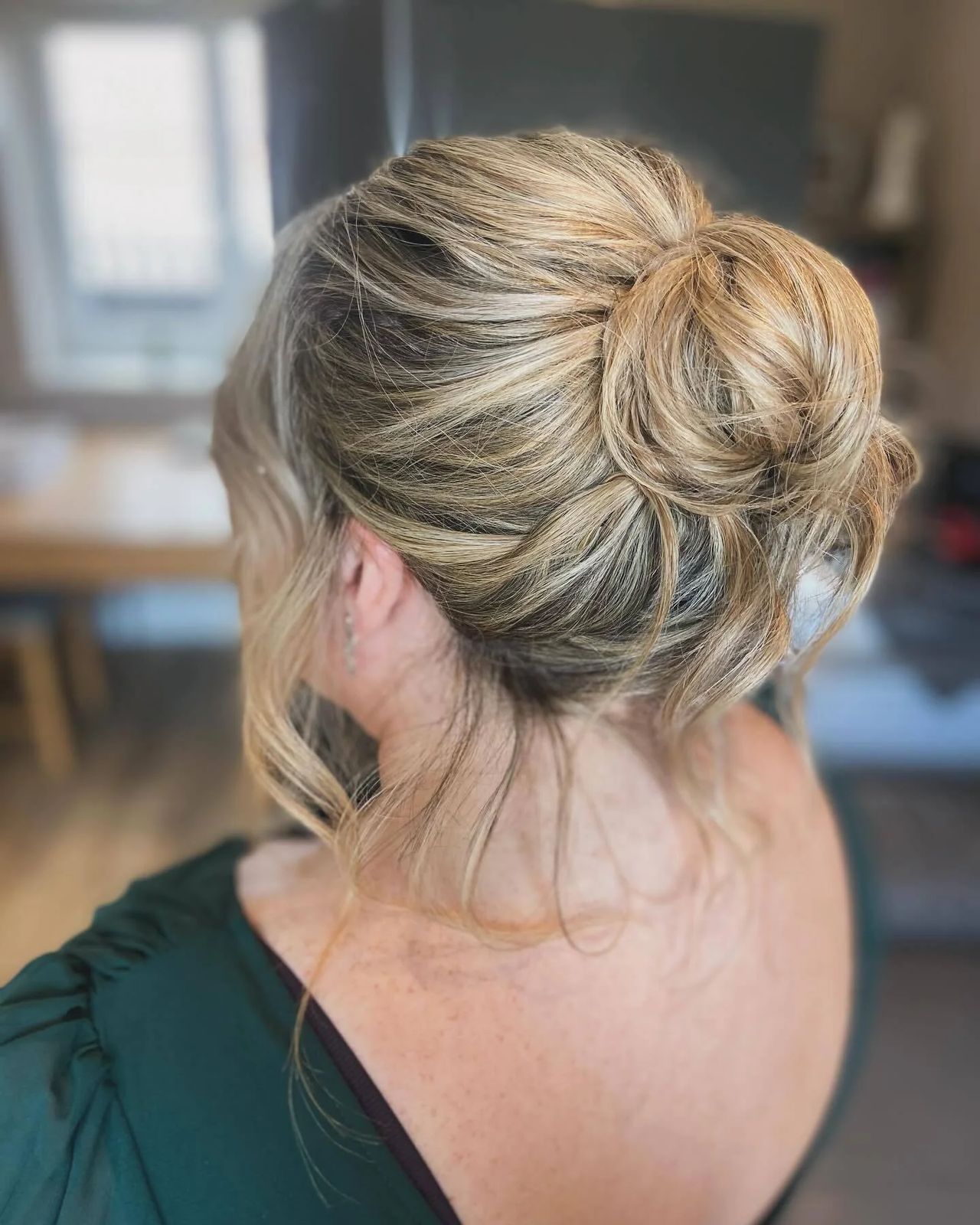 Elegant Wavy Blonde Bun Elegant Wavy Blonde Bun — Top Knot