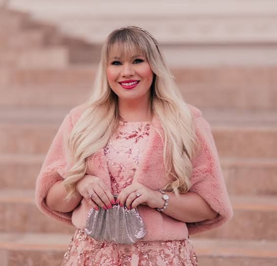 Glamorous Sequined Dress with a Faux Fur Shrug Glamorous Sequined Dress with a Faux Fur Shrug — Outfits for Women in Their 20s