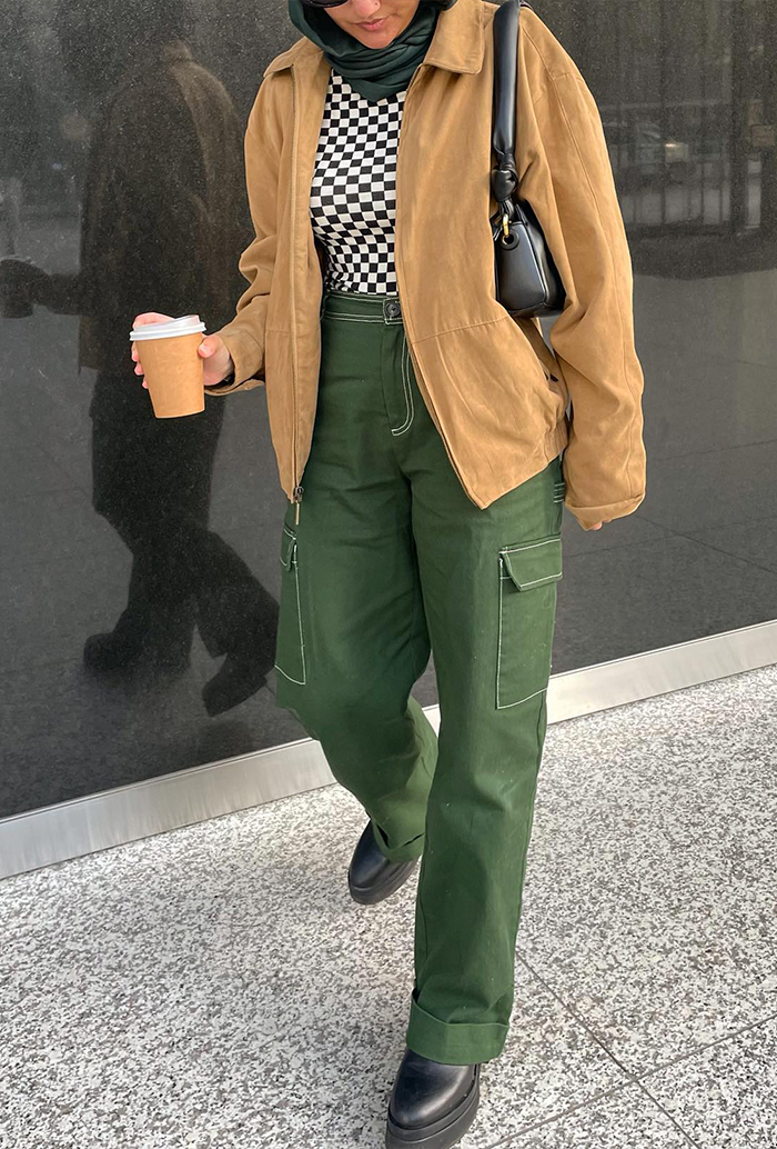 Green Cargo Pants and Suede Jacket for a Trendy Casual Ensemble Green Cargo Pants and Suede Jacket for a Trendy Casual Ensemble — Casual Hijab Outfits