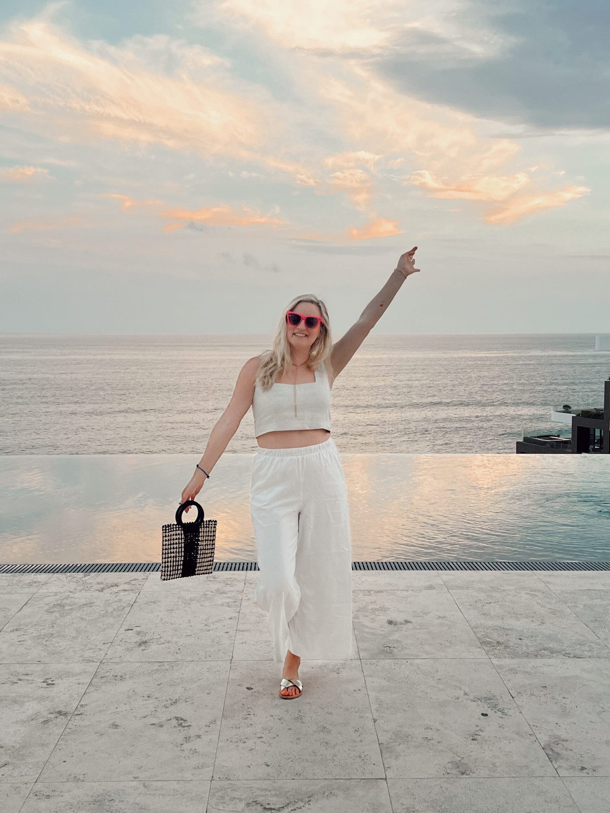 Effortless White Wide-Leg Pants for Resort Evenings Effortless White Wide-Leg Pants for Resort Evenings — Cabo Outfits
