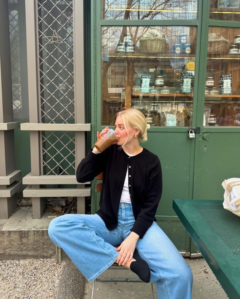 Wide-Leg Jeans with Tank Top and Black Cardigan Wide-Leg Jeans with Tank Top and Black Cardigan — Jeans Outfits