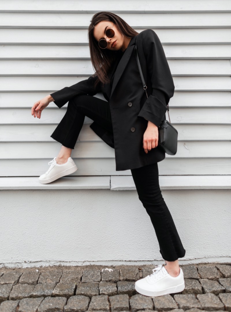 Chic Contrast: Black Blazer, Turtleneck, and White Sneakers Chic Contrast: Black Blazer, Turtleneck, and White Sneakers — Sneakers Outfits