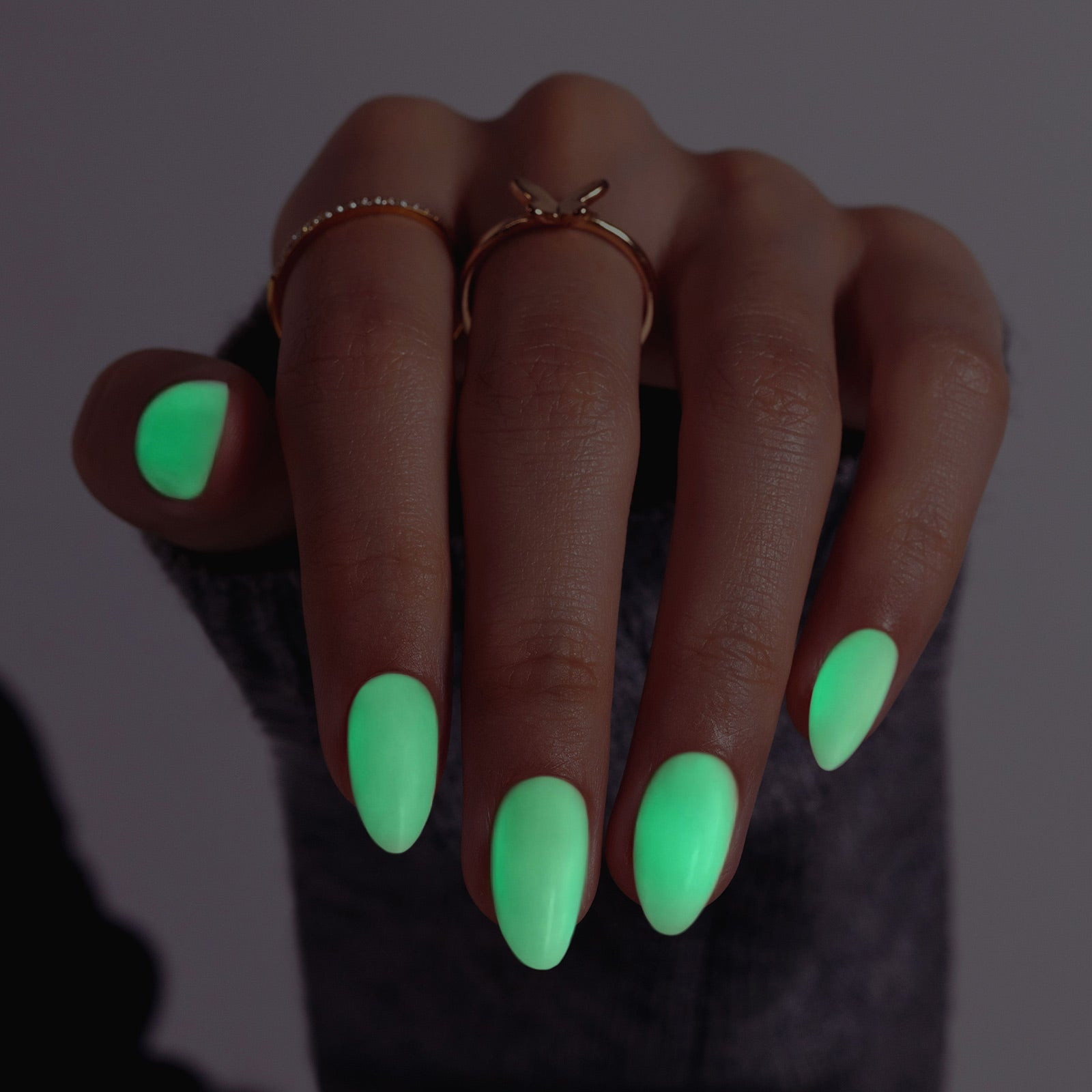 Solid Glowing Pale Green Oval Solid Glowing Pale Green Oval — Glow in the Dark Nails