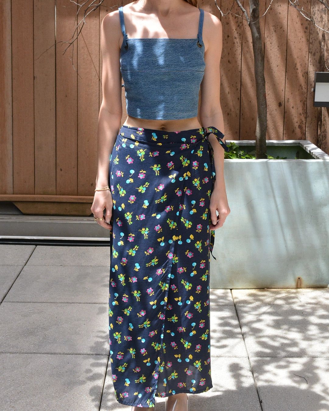 Floral Print Maxi Wrap Skirt with Denim Top Floral Print Maxi Wrap Skirt with Denim Top — Wrap Skirt Outfits