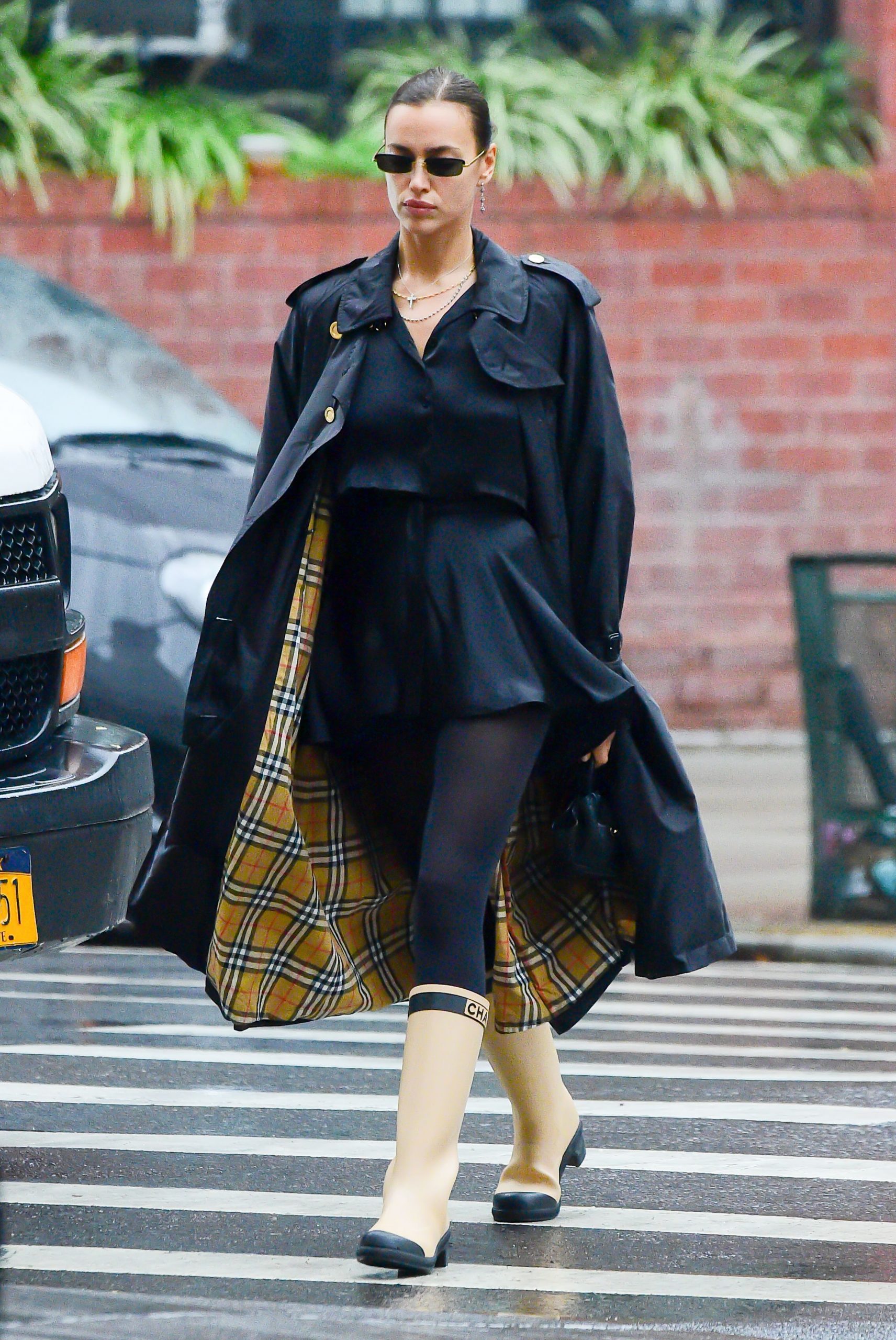 Trench Coat with Tartan Lining for a Chic Rainy Day Statement Trench Coat with Tartan Lining for a Chic Rainy Day Statement — Rainy Day Outfits