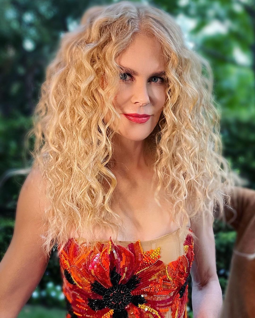 Platinum Blonde With Darker Roots Visual Idea Platinum Blonde With Darker Roots Visual Idea — Blonde Hair Over 50
