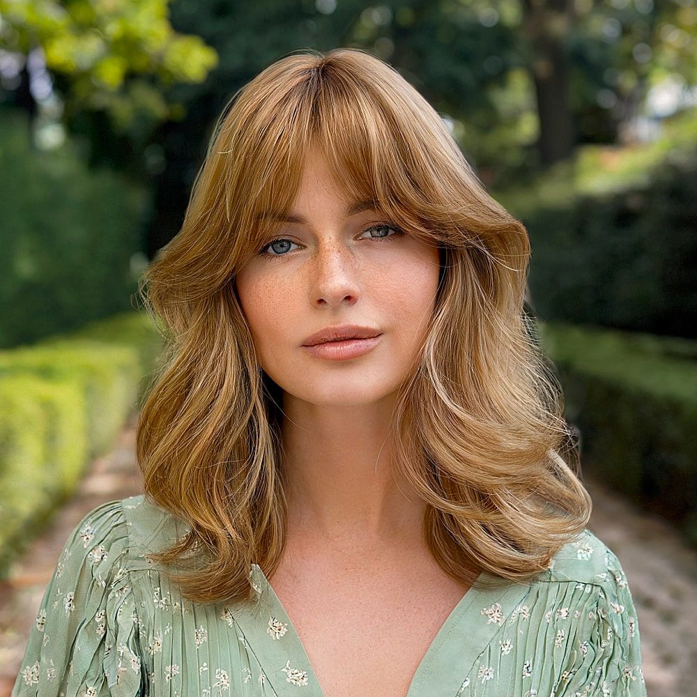 Collarbone Honey Blonde Loose Waves — Old Money Hairstyles