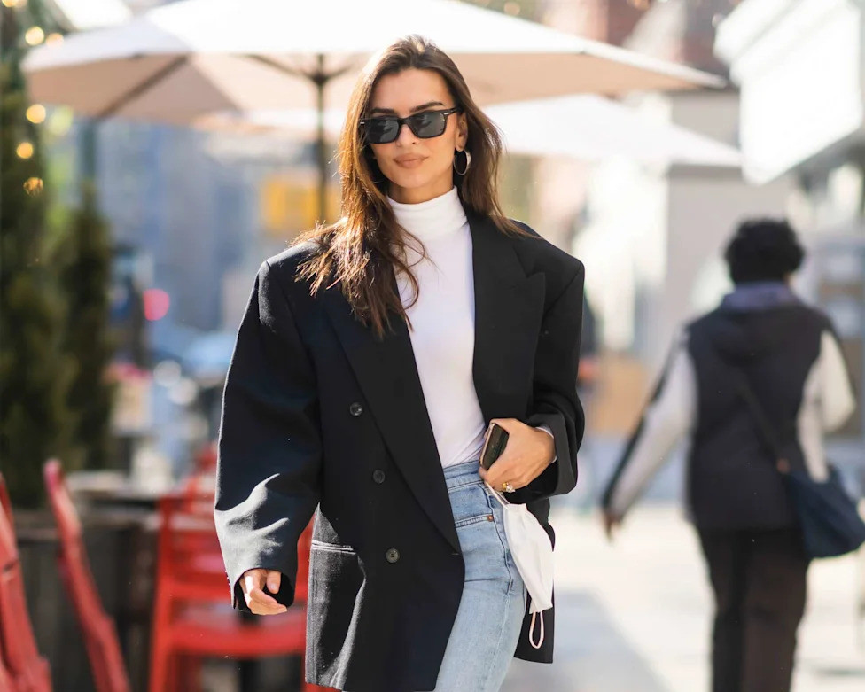 Street Style: Oversized Blazer, Turtleneck, and Jeans with Sunglasses — Oversized Sunglasses Outfits