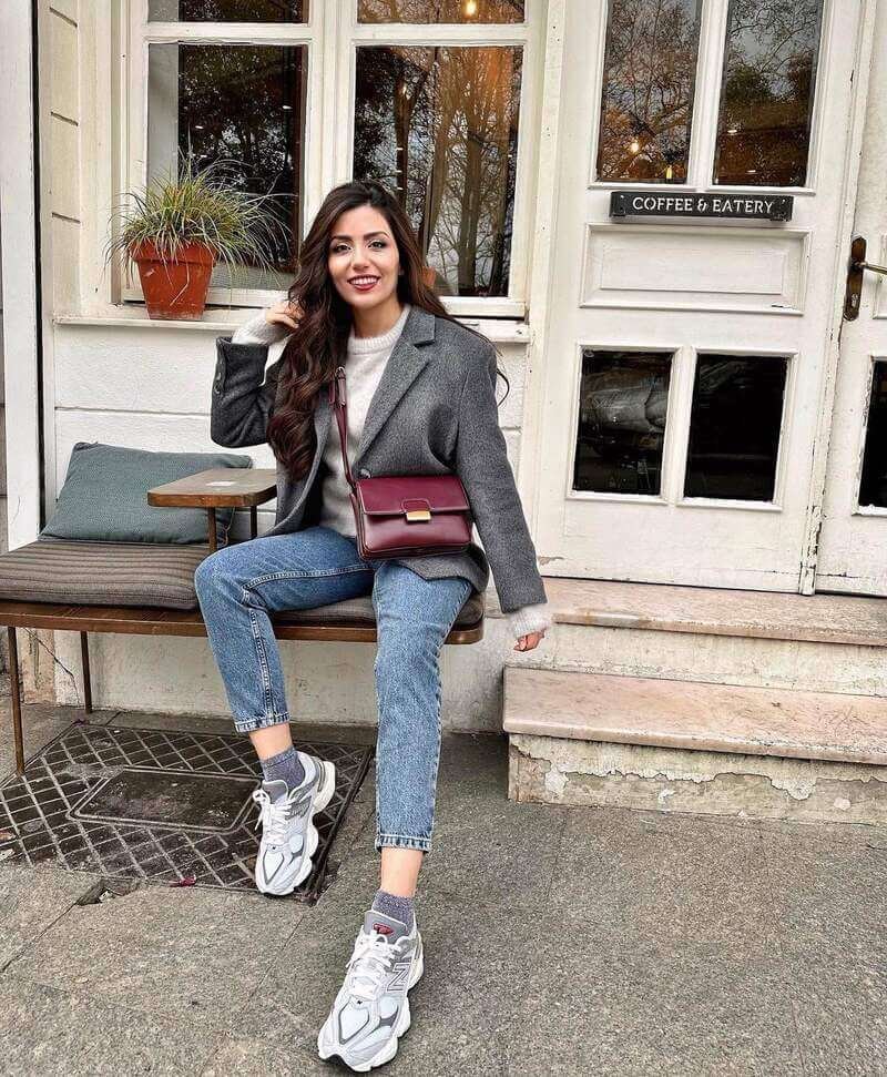 Effortless Casual: Dark Blue Skinny Jeans with Striped Tee and White Sneakers — Skinny Jeans Outfits