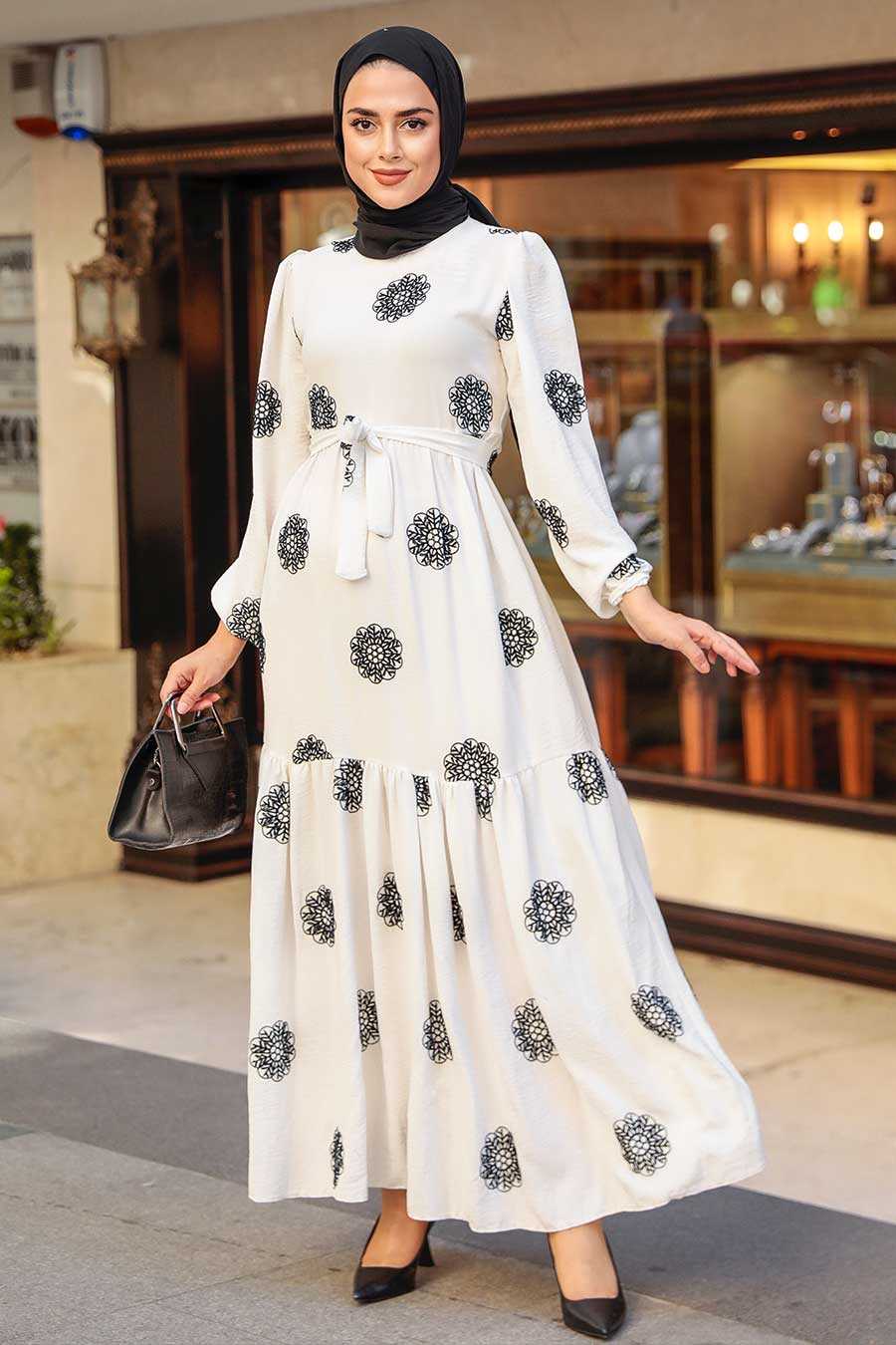 Floral Print Maxi Dress with Black Hijab for Chic Casual Style Floral Print Maxi Dress with Black Hijab for Chic Casual Style — Casual Hijab Outfits
