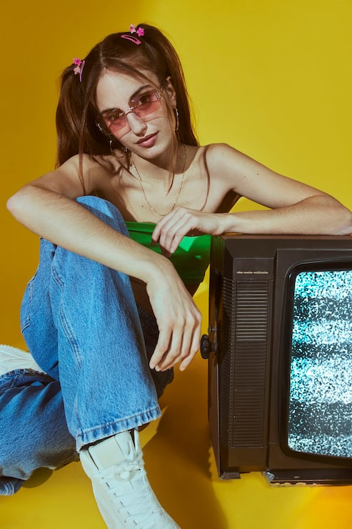 Tube Top and Wide-Leg Jeans with Y2K Accessories — Cyber Y2K Outfits