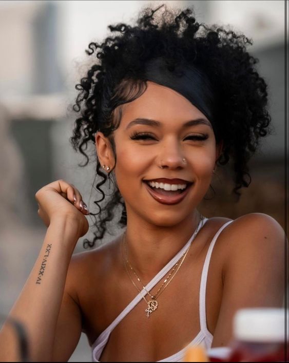 Voluminous Curly Blowout With Face Framing Tendrils — Baddie Hairstyles