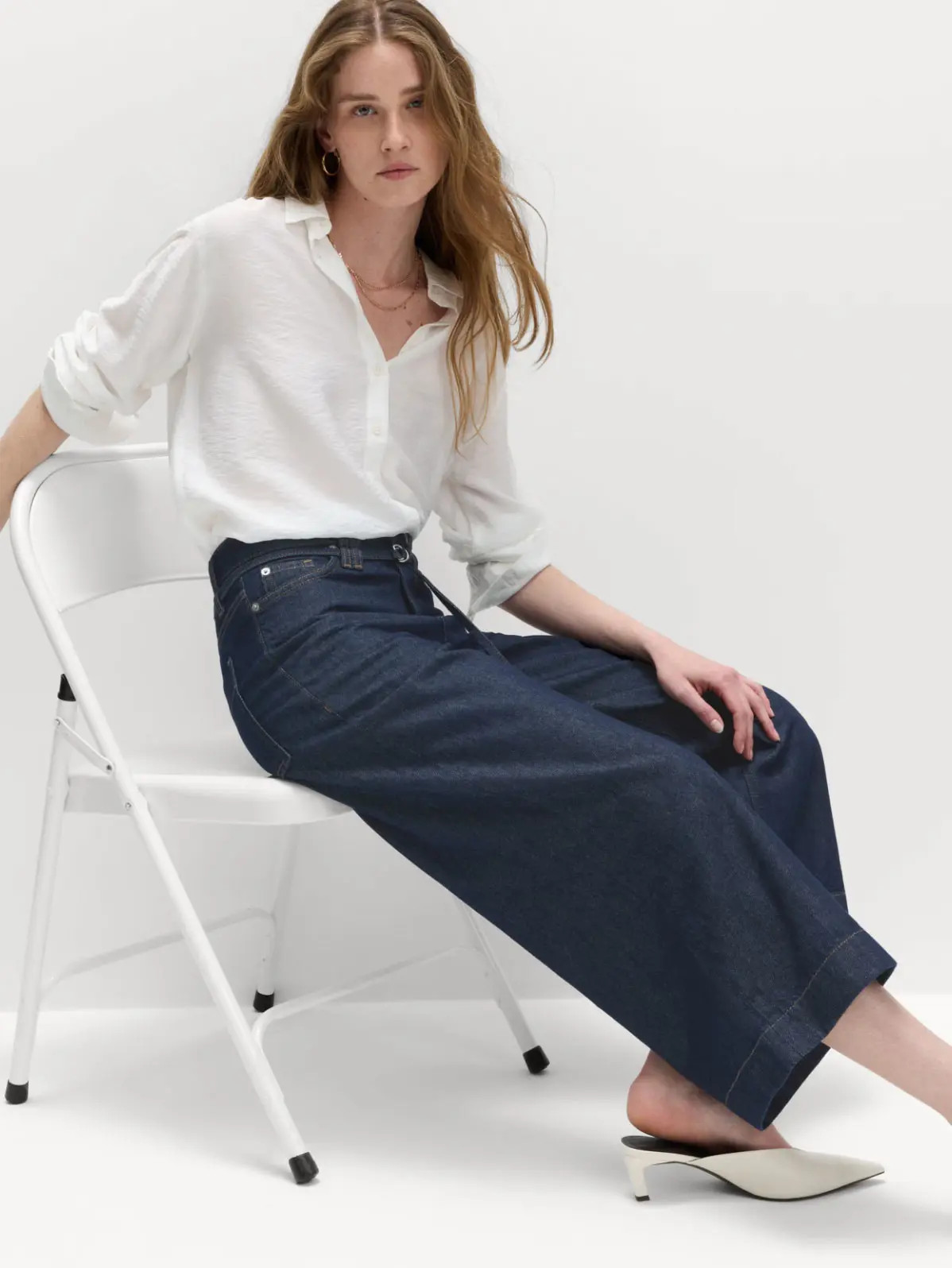 Oversized White Shirt with Dark Denim Wide-Leg Trousers for a Relaxed Fit — Smart Casual Outfits