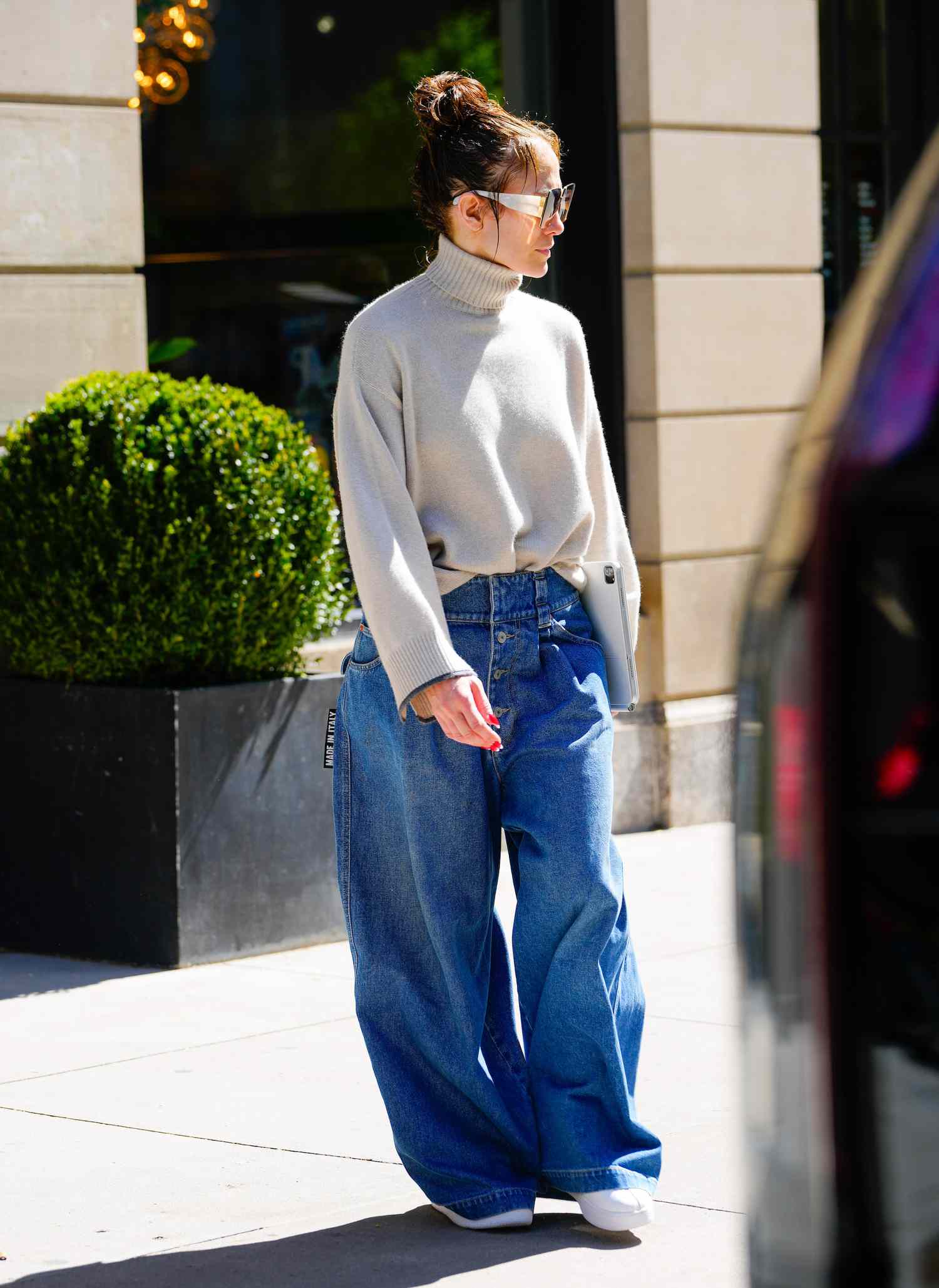 Bold Street Style with Ultra Wide-Leg Barrel Jeans Bold Street Style with Ultra Wide-Leg Barrel Jeans