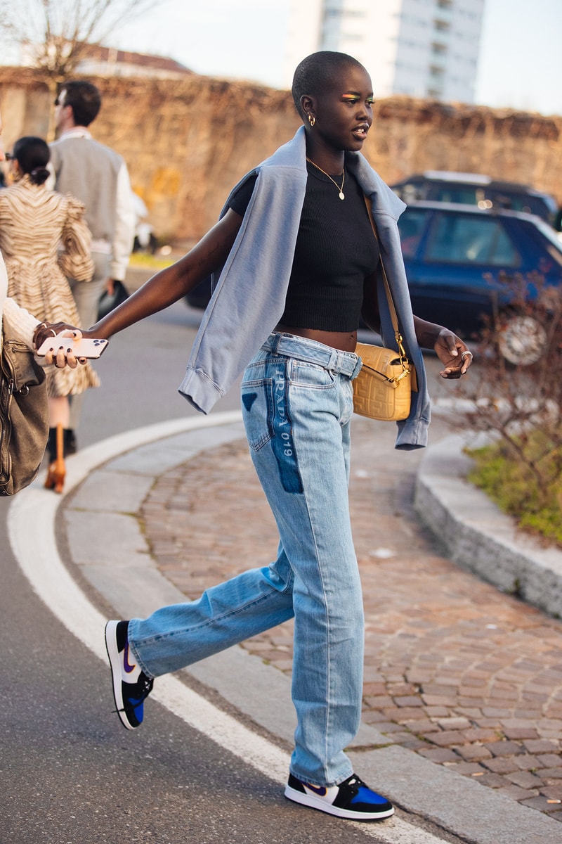 Street Style: Baggy Jeans with a Crop Top and Draped Sweatshirt Street Style: Baggy Jeans with a Crop Top and Draped Sweatshirt — Jeans Outfits