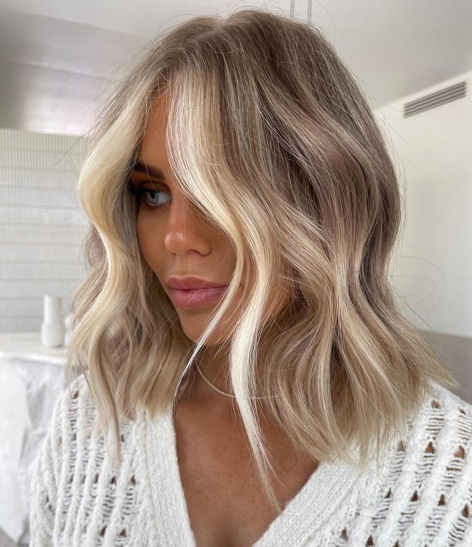 Chin Bob with Blonde Money Piece Chin Bob with Blonde Money Piece — Dark Blonde