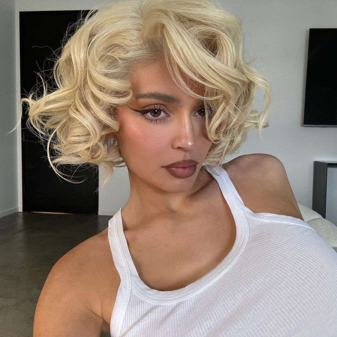 Platinum Blonde Bob with Curls Platinum Blonde Bob with Curls — Bob for Thick Hair