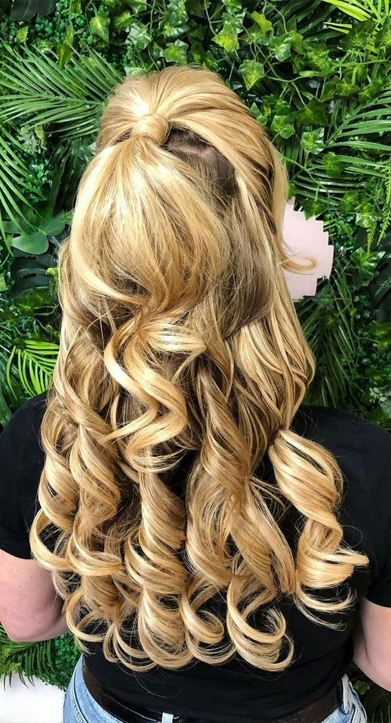 Golden Blonde Half Up Half Down with Big Curls Golden Blonde Half Up Half Down with Big Curls — Prom Hairstyles for Curly Hair