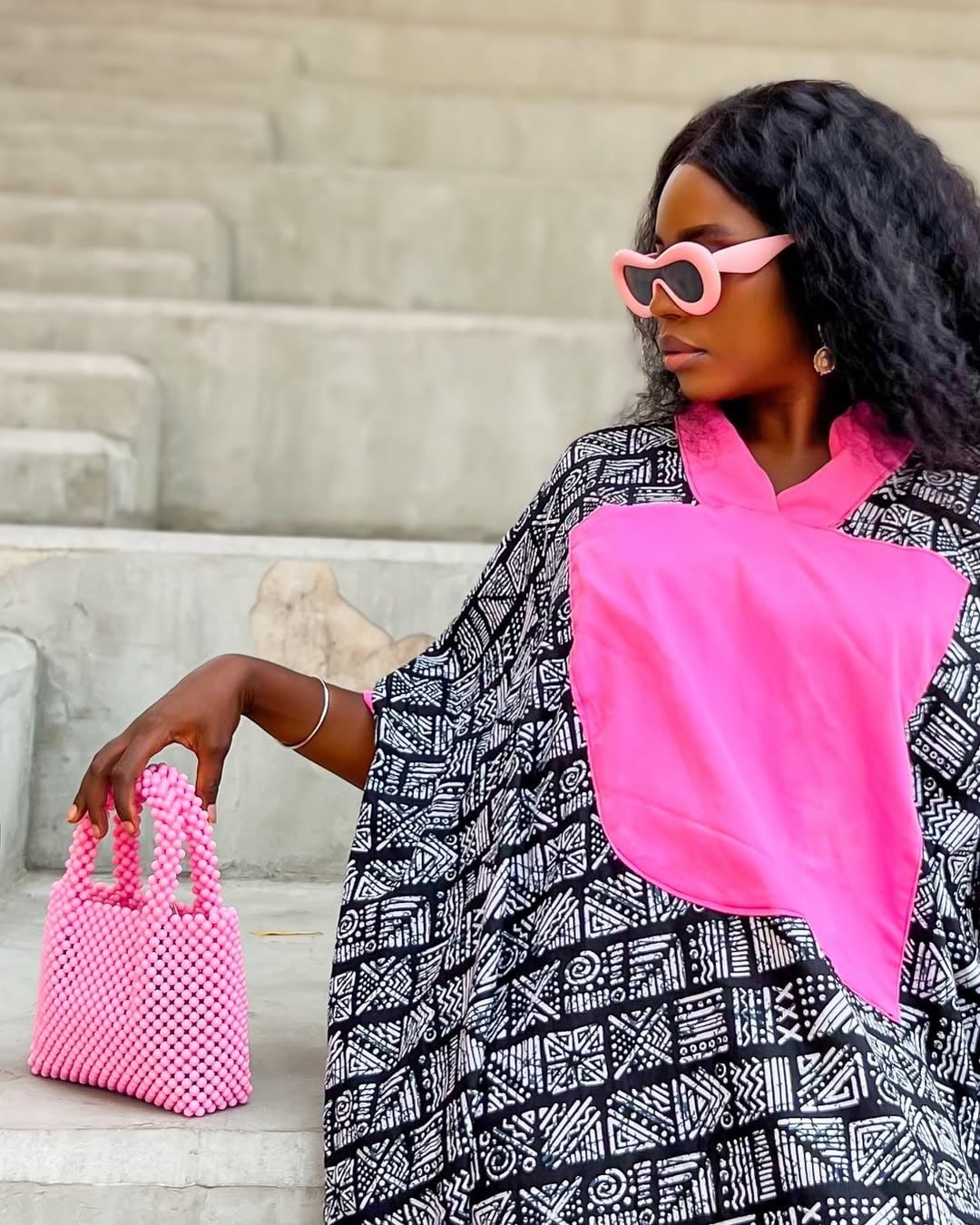 Patterned Kaftan With Pink Beaded Handbag Patterned Kaftan With Pink Beaded Handbag — Afrocentric Outfits