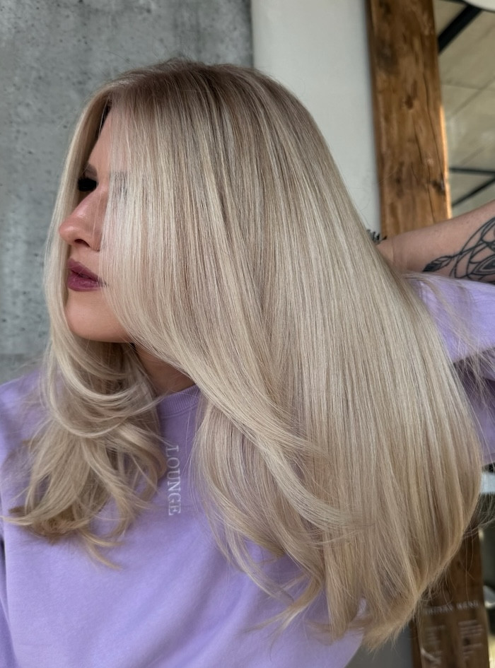 Side View Pearl Beige Blonde Layers