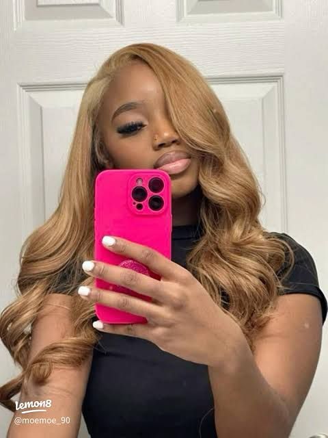 Collarbone Wavy Honey Blonde With Darker Roots Collarbone Wavy Honey Blonde With Darker Roots — Honey Blonde on Black Women